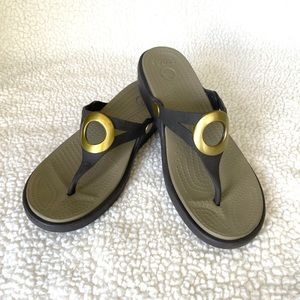 Crocs Women’s Arch Support Flip Flops, size 8, brown with gold circle accent.